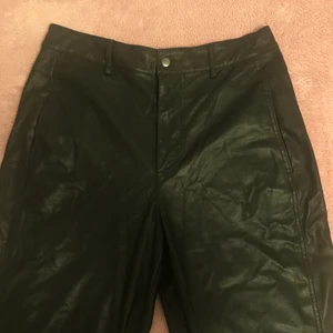 skinnbyxor - ett par svarta skinnbyxor från zara, köpta från sellpy🐢 säljes för de kommer aldrig till användning (endast testade)