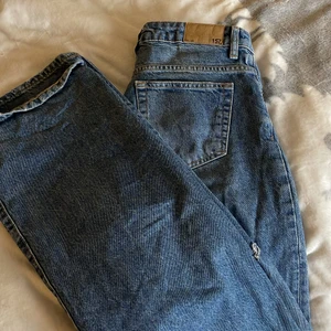Blåa jeans - Säljer dessa super fina blåa jeansen med hål på knäna då de har blivit förstora för mig:/ de är använda endast en gång! Precis som nya💗skriv gärna om du undrar något💗