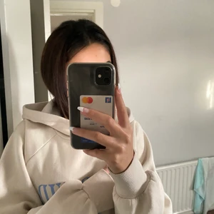 Fin hoodie! - Väldigt fin och mysig hoodie köpt från Gina tricot! Beige färg med lite. Blå text på. Säljs inte längre, använt 4-5 gånger. Inga fläckar eller så på hoodien. Jätte skönt material. Jag är själv XS