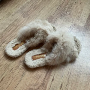 Fluff tofflor - Storlek 37/38, oanvända har endast stått i ett skåp! 