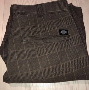 dickies byxor - säljer ett par gamla dickies byxor då dom inte längre kommer till användning. Storlek W31/L32 som är ungefär storlek M. Byxorna är välanvända och i bra cond.