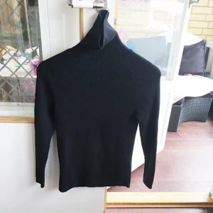 Svart tröja storlek S - En turtleneck av tjockt material storlek S från H&M. Jätteskönt material. Helt ny. Frakt ingår ej 
