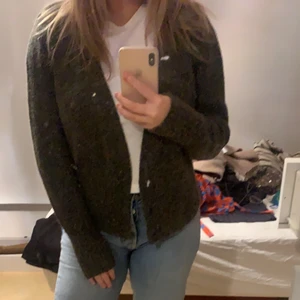 Stickad tröja - Stickad kofta från zara i grön/brun färg. Använd en gång, i nyskick. 