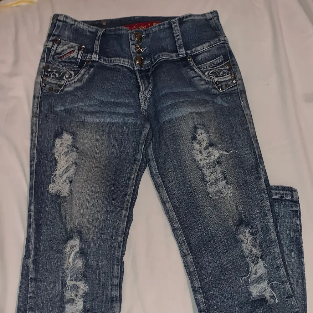 Vintage dark washed low waisted blue jeans, i love this piece it has so many little details on the buttons and pockets, Im giving them up because they are to small for me 😭, it is a good fabric material they are just a little bit stretchy, sice s/xs. Jeans & Byxor.