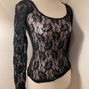 SPETS TRÖJA FRÅN GINA TRICOT - Säljer denna super snygga spets tröja från Gina tricot i strl XS. Skicket är okej då den är lite nopprig på vissa ställen, ett litet hål som syns på sista bilden samt att en sömn som håller på att gå upp längst ner men som knappt syns💖 går att fixa billigare frakt om man inte vill ha spårbart ( tror det blir 24kr med frimärken)!!💖