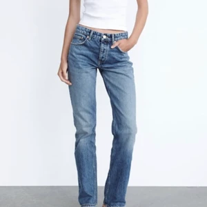 Mid rise jeans zara - Säljer dessa populära blåa mid rise jeans från zara i storlek 36✨helt slutsålda på hemsidan, de är i mycket bra skick!💞 budgivning börjar på 150 kr! Vet inte riktigt vad frakten blir än, men köparen betalar frakten🥰 Säljer även likadana fast svarta i en annan annons!