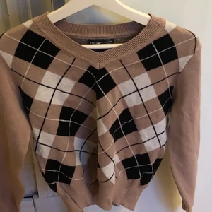 rutig tröja - jag säljer denna jätte snygga rutiga tröja i storlek L (ganska liten i storleken typ som S) säljer pågrund av att den inte kommer till användning! Fint skick och mitt pris är 40kr + frakt💕