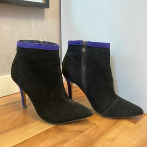 Svarta klackskor med blåa detaljer - Säljer dessa svarta mocka klackskor med blåa detaljer. Kommer inte ihåg vart dessa är köpta. Men står ”by din sko”, så skulle tippa på att dom är därifrån. Dom är fint använda, så är i väldigt fint skick. För fler bilder skriv i dm:) ❗️Frakt tillkommer❗️