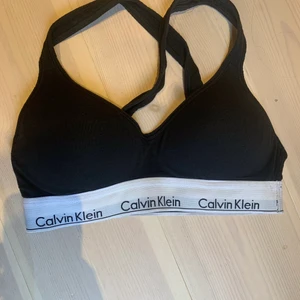 Calvin Klein bh  - Fin Calvin Klein topp i fint skick, den är tyvärr för liten men passar en S. Ca 1 år gammal och lagom använd.