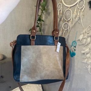 Större väska - Säljer denna fina väskan. Väskan är relativ använd där av priset. Men har inga ytliga skador direkt. Insidan är täckt med ett fint fjärils mönster. Det är äkta skin och kommer jag ihåg rätt är den köpt från Ullared. För fler bilder skriv i dm:) ❗️frakt tillkommer❗️