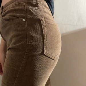 Jeans - Jätte snygga jeans i färgen brun. Var tyvärr för små för mig. Original pris: 400kr. Jeansen är galet snygga i alla olika slags kroppsformer i storlek L/M :)💕 (dem är väldigt små i storleken därför hade dem även passat i storleken S. Nyskick!