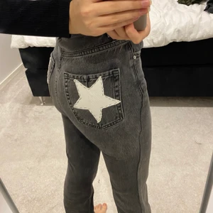 zara jeans med stjärnor - säljer dessa skitsnygga zara jeans som är mina tidigare favoriter! asnajs passform. storlek 34 men stora så har sytt in dom lite i låren så de passar storlek 34 bättre. jag är nu  storlek 36 och på mig är de alltså lite små men funkar ändå. sytt på stjärnorna själv. frakt tillkommer🤎