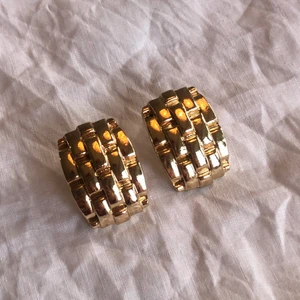 60-tals örhängen  - Guldiga örhängen av okänd metall, lite slitna men inget som syns på långt håll. Dm för fler bilden 💗 