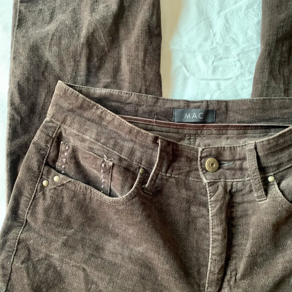 Fina bruna mac jeans i ett slags Manchester tyg. Är i storlek 36 och köpta på second hand + utsvängda vid foten🤎 dm för frågor/om du vill köpa <3 pris kan diskuteras. Jeans & Byxor.