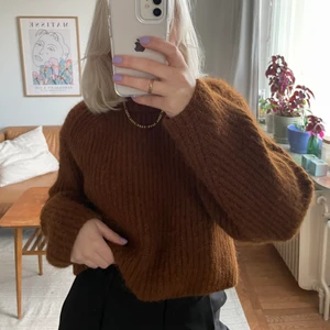 Stickad brun tröja alpacka wool  - Stickad brun tröja från H&M i alpacka wool. Använd ett fåtal gånger. Storlek M