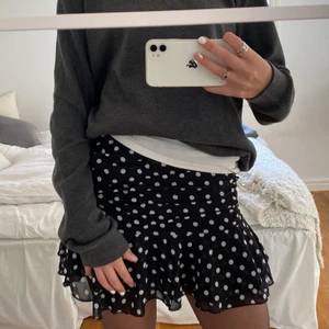 Volangkjol i Strl 34 - Supersnygg prickig kjol med volanger som passar perfekt under vintern tillsammans med en tjocktröja. Kjolen finns dessutom inte längre hos NA-KD! 💕