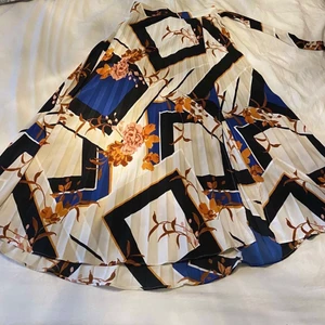 lång kjol med slits  - lång kjol med slits på sidan från ginatricot. storlek xs och fint skick 