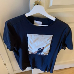 Limitato t-shirt - Limitato t-shirt! Snygg och knappt använd tröja med ett coolt och unikt tryck på! 