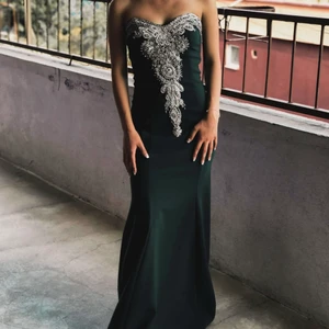 Grön aftonklänning strl 34 - En fin grön klänning med diamantdetaljer i strl 34. Använd en gång, bra skick🦋