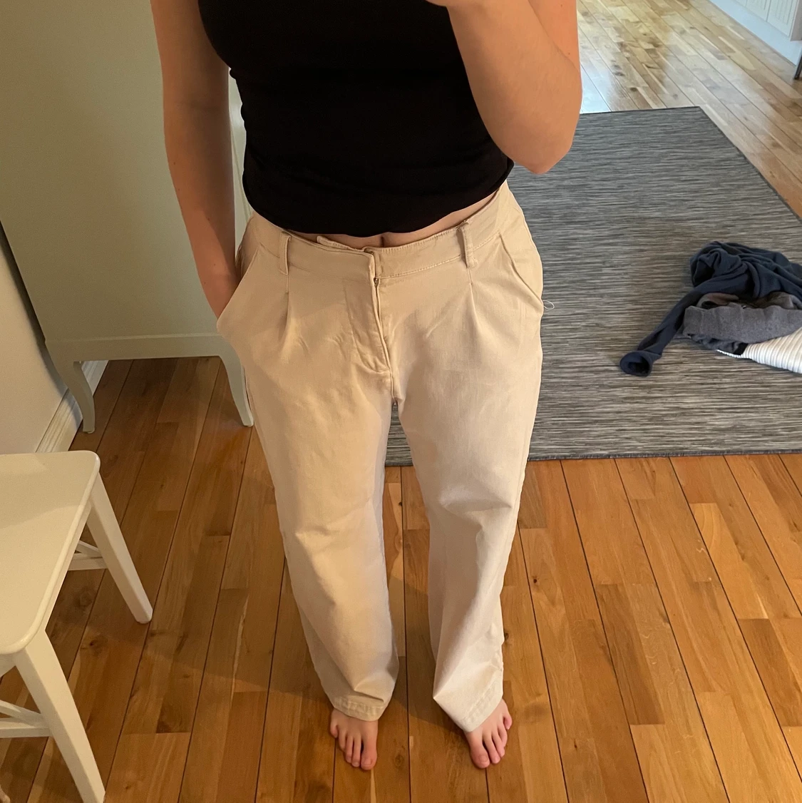 Beiga kostymbyxor Mango