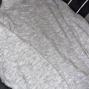 Tunn grå stickad tröja från h&m - Säljer denna då jag rensar ur min garderob. Är i strl M men kan passa strl S om man gillar lite ”pösiga” kläder💗