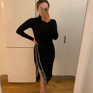 Stickad kjol - Stickad svart/vit kjol ifrån Pringle Of Scotland X HM kollektionen. Storlek S. Frakt: 24kr.