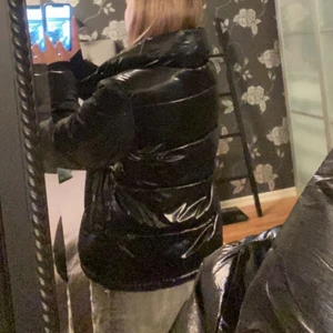 Svart glansig jacka - Skitsnygg svart glansig jacka från zalando!👌 Använd ett fåtal gånger så skulle säga att den är i nyskick. Köp direkt för 400kr!