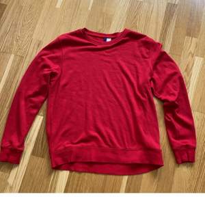 Fin basic röd tröja som passar till de mesta 🌺 Den är i bra skick, köpte här på plick men kom inte till användning! Köparen står för frakten!