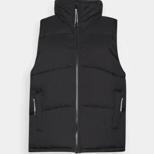 Väst - Superfin väst som jag köpte från Zalando för 800kr, använd fåtal gånger så i jättebra skick. 350kr + frakt 🤍