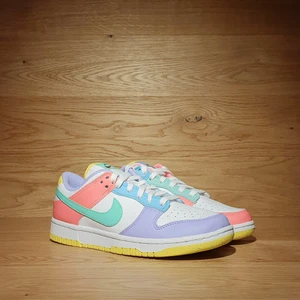 Nike Dunk Low "Easter" - Nike Dunk Low "Easter"  - Sizes: Us 6w/Eu 36.5 Us 6.5w/Eu 37.5 Us 7w/Eu 38 x2 Us 7.5w/Eu 38.5 Sold out  - Price: 1599kr - Brand new  - All og   For any further questions or pictures regarding the product, dm us or mail contact.yzyresell@gmail.com
