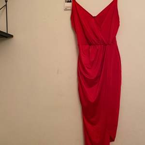 En sjukt sexig röd klänning som framhäver kurvorna på bästa sätt, sparsamt använd och inga defekter! Storleken är S men passar även mig med storlek M❤️ köpt på Nelly för 3 år sedan 