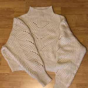 Stickad tröja  - Inköpt på Lindex i våras, endast använd 1 gång! Gosig och väldigt skön, i nyskick 💗💓 Storlek L men sitter oversized på mig som vanligtvis har S🤎