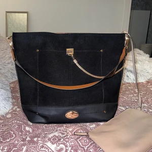 River island väska  - Köpte för något år sedan så är inte helt säker på vad nypriset är, men skulle gissa runt 1000kr. Använd Max 5 gånger. Liten väska tillkommer