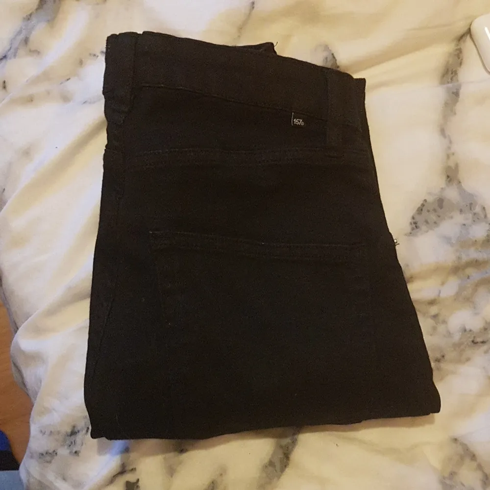Ett par svarta skiny jeans från lager 157 . Dom är nya helt oanvända efter som det är fel storlek . Säljer för 50 kr men köpte för 300 kr. Jeans & Byxor.