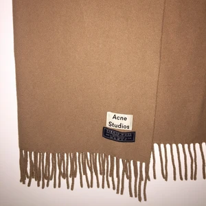 Acne halsduk - Beige/camel halsduk från Acne Studios, 173 cm lång och 67 cm bred. Skicket är så gott som nytt, helt utan märken och revor.