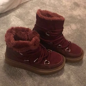 Inuikii liknande skor - Lila/röda Inuikii liknande skor, sparsamt använda. Köpta för ca 800kr säljes för 400kr. Skorna går att vika ner om det önskas (se bild 1). Köparen står för frakt💕