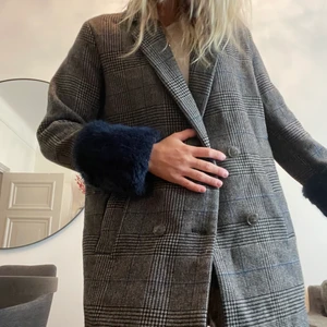 Kappa med pälsdetaljer - Kappa från Zara med pälsdetaljer. Storlek S. I bra skick, inga tecken på slitningar. Nypris 799 kronor. Säljes för 500. 