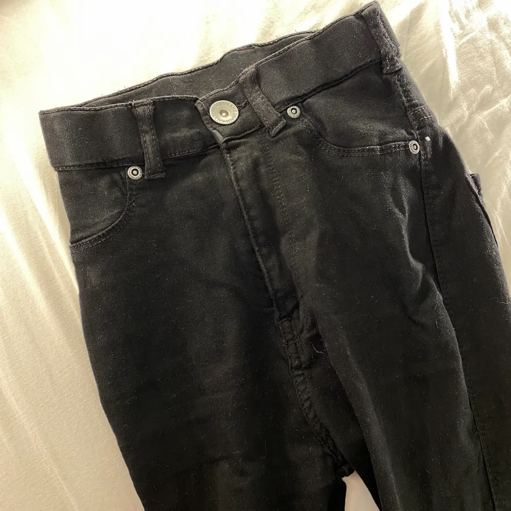 Säljer dessa tighta svarta jeans i stretchig kvalite. Använt cirka 4-5 gånger. Supersköna men tyvärr lite för små. Storleken är Xs men passar även någon med storleken S. Sitter nästan bättre på S än XS. . Jeans & Byxor.