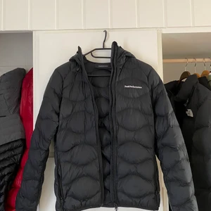 Peak performance jacka svart - En fin jacka att ha till våren, peak jackan är i bra skick och säljs pga att den är för liten för mig. Passar en XS-S person.