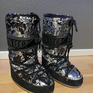 Säljer nu mina jätte snygga moon boots i storlek 35/38. De är lite sönder på undersidan men de är inte igenom skon så de är inget som märks av vid användning, alltså inget som går igenom skon. Köpte dem för 3000kr.