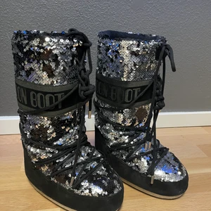 Moon Boot - Säljer nu mina jätte snygga moon boots i storlek 35/38. De är lite sönder på undersidan men de är inte igenom skon så de är inget som märks av vid användning, alltså inget som går igenom skon. Köpte dem för 3000kr.