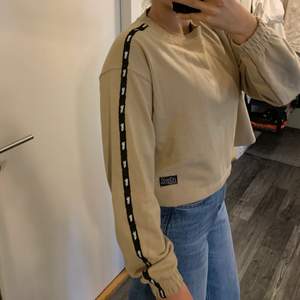 Beige sweatshirt från pull&bear med coola detaljer på ärmarna:) Storlek m men rätt kort så passar även s