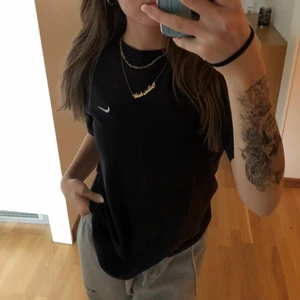 Nike t-shirt - Cool vintage Nike t-shirt som funkar jätte bra till vardags! Den sitter lite oversized och har en marinblå färg som matchar till allt! 