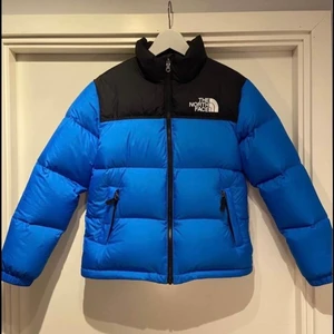 North Face Jacka - Säljer den populära north face vinterjacka eftersom har just köpt en nya jacka. Jag har köpt de från facebook market och de har inga defekter alls och är i mycket bra skick!! Vill bli av med de snabbt därav priset✨ frakten tillkommer🤩❤️❤️❤️ Storleken av jackan är L Youth som motsvarar XS!!✨