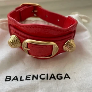 Balenciaga armband  - Intressekoll på mitt fina balenciaga armband! Super fint skick! Skriv för frågor och buda till mig privta💘