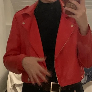 Röd skinnjacka  - Från pull&bear, har endast använt några få gånger så den är nästan i nyskick. Bälte följer med 