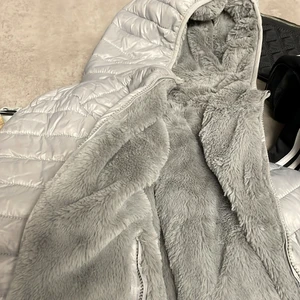 Jacka med två stile  - Man välja vilken sida man ska ha på sig den , man kan byta sida och stile, köp det i Italien 