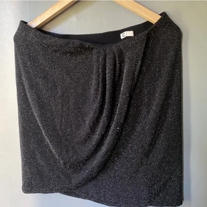 Perfekta nyårskjolen - Fin glittrig kjol från Cubus med slits samt skön resår i midjan.