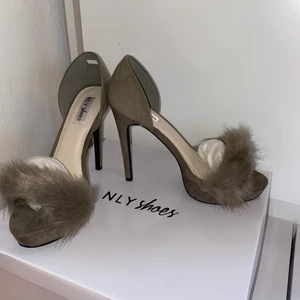 Nelly klackskor Strl 37 - Klackskor från Nelly (höjd ca 10 cm med platå) i Strl 37, aldrig använda. Säljer för 200kr