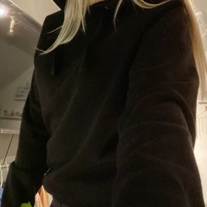 Svart hoodie - En enkel svart hoodie från Gina tricot. Har extremt mycket svarta hoodies och denna är knappt använd. Den är i storleken S. Köparen står för frakten❤️